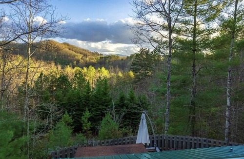 Bryson City Cabin | Quiet hideout w/Hot Tub & fire pit! BrysonCity! Pet Friendly! GSMR NOC