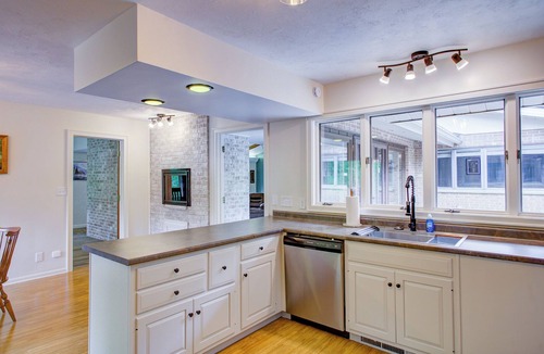 Rosewood House | Quiet nature 5-bedroom retreat located by Davey Woods State Preserve