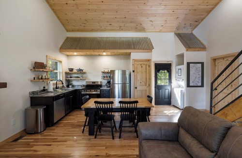 Ocoee Cabin | Rafter's Roost is a charming 1 bedroom with a loft cabin in the charming Ocoee