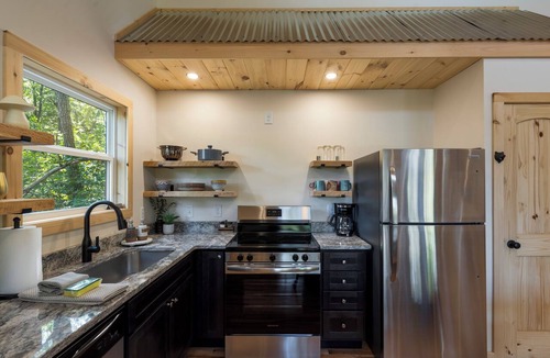 Ocoee Cabin | Rafter's Roost is a charming 1 bedroom with a loft cabin in the charming Ocoee
