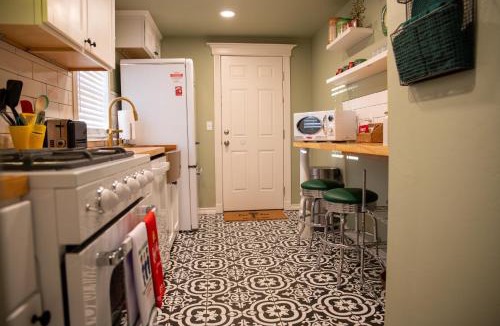 Chickasha House | Ralphie's House Chickasha - Fiber WIFI - 4 Bedroom!