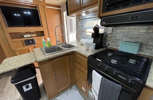 Jonesville House | Ramblin Rose Mountain Camping with Theater, Hot-Tub, Fire-Pit & Hiking Trails