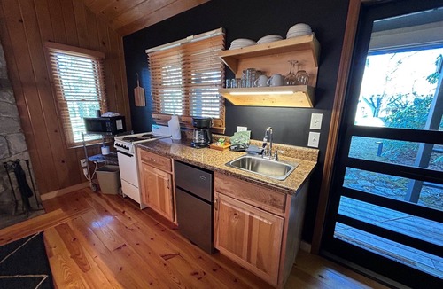 Scaly Mountain Cabin | Red Cedar @Fire Mountain on 20 ac, Fireplace, Just outside of Highlands, NC