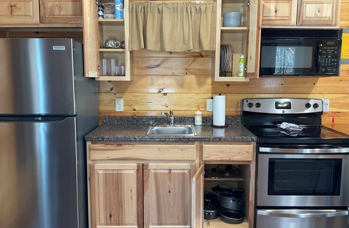 Oneida Cottage | Red Cozy Cottage 1-bedroom cottage in charming Oneida, TN