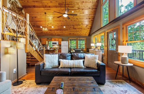 Slade Cabin | Red River Gorge - 5 Min to Nada Tunnel - Hot Tub - Fire Pit - Views - Large Deck