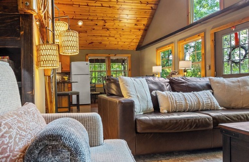 Slade Cabin | Red River Gorge - 5 Min to Nada Tunnel - Hot Tub - Fire Pit - Views - Large Deck