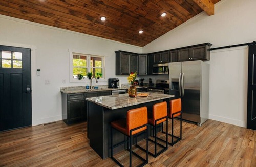 Rogers Cabin | Red River Gorge Cabin: Hot Tub, Fireplace + Deck