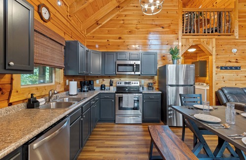 Zoe Cabin | Red River Gorge Lakeside Cabin retreat! 4 bed 4 bath with a Hot Tub