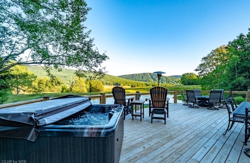 Timberline House | Reflections - 128 Lakeview Road