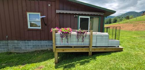 Roan Mountain House | Relax Inn Creekside