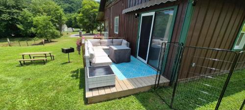 Roan Mountain House | Relax Inn Creekside