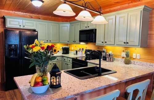 Maggie Valley Cabin | Relax & Recharge: Comfy Smoky Mountain Cabin without the crowds + Reliable WIFI