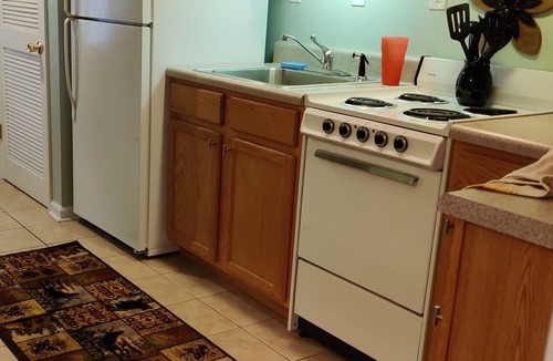 Pigeon Forge Condo | Relaxing Quiet Condo- 1 block from the Parkway. 5 min walk to The Island.