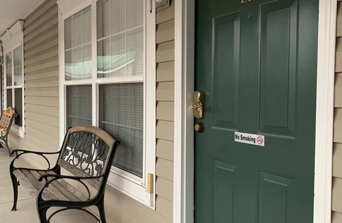 Pigeon Forge Condo | Relaxing Quiet Condo- 1 block from the Parkway. 5 min walk to The Island.