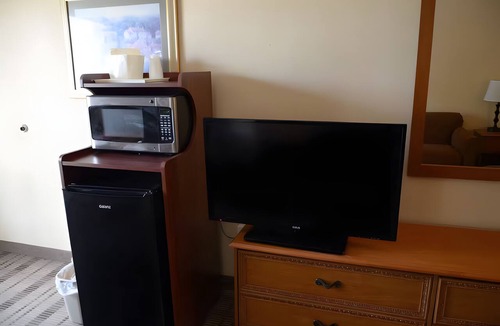 Lynchburg Hotel | Relaxing Stay w/Pool & Breakfast l Pet-friendly l 1 mile to Liberty University