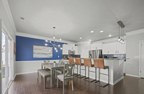 Charlotte House | Reluxme 4BR Retreat| Fence Yard Near UNCC & Uptown