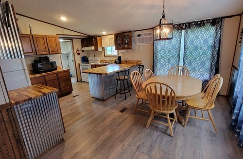 Benton Apartment | Remodeled Cottage 3 at the King Creek Lodge and Marina