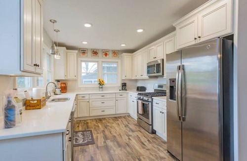 Eastwood House | Restaurants, coffee shops, breweries walking distance. 6 minute drive downtown.