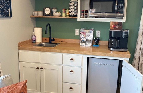 Perryville House | Retreat Air - King Bed, Swim Spa & No cleaning fee