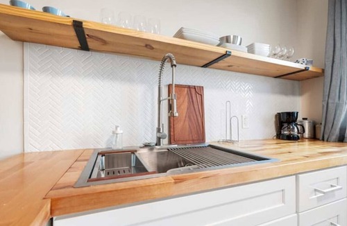 East Memphis Apartment | Retro 1BR for 4 w/King Bed near Music/BBQ Fest!