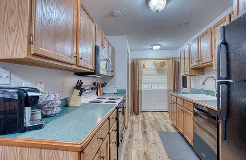 Newburgh Apartment | Retro 90s 2BR/2BA Walk to Riverfront Mins to Deaconess Travel Nurses