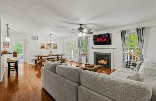 Massanutten House | RidgeHaven Retreat Massanutten 4BR Cabin w Fire Pit Games & Outdoor Dining
