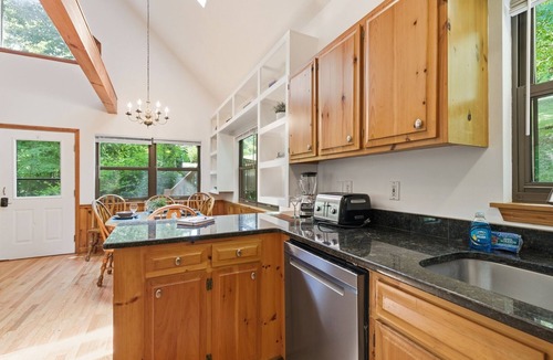 Hayesville House | Rippling Waters Hideaway by Chatuge Home Concierge | Creekside Retreat |King Suite + Bunks | Steps to Water