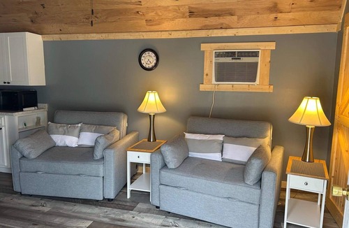 Mc Carr Cabin | River Road Retreat. Cabin minutes away from trails w/hottub & seasonal pool!