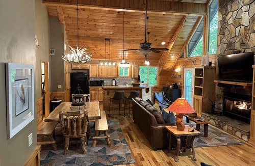 Helen Cabin | River Shoals Cabin! Hot Tub-Water front