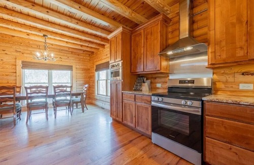 Allisonia House | River Trail Lodge-Log Home/Retreat with Trail Access, Fire Pit & Game Room