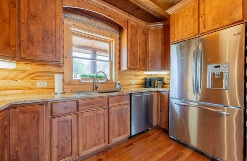 Allisonia House | River Trail Lodge-Log Home/Retreat with Trail Access, Fire Pit & Game Room