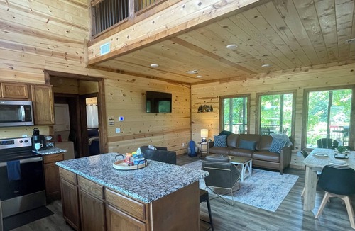 Golden Cabin | RiverBend Haven-Sleeps 8-River Access