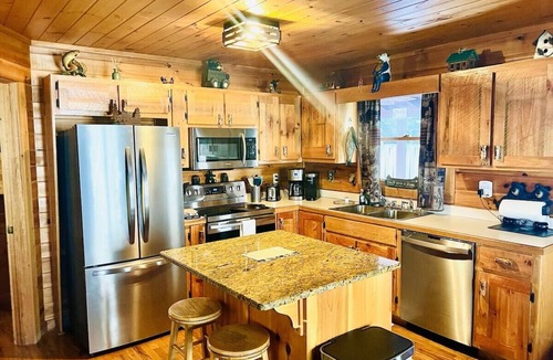 Epworth Cabin | Riverbend Waterfront Cabin-Fishing-Hot Tub-Gated