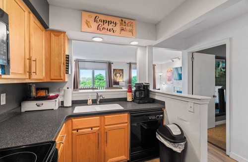 North Capitol Condo | Riverfront Downtown Nashville Condo/Walk to Broadway/2 King Suites/Free Parking