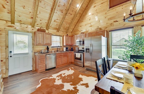 Beattyville Cabin | Riverside Beattyville Cabin w/Kayaks & Fire Pit!