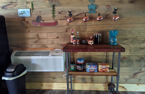 Pittsburg Cabin | Riverside Blue~Charming clean cabin on Rockcastle River! Pretty + forest themed!