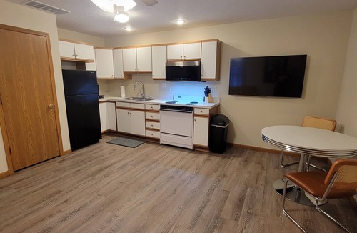 Newburgh Apartment | RiverTown Retro | King Bed | Near Deaconess | Pet-Friendly