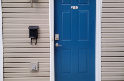 Newburgh Apartment | RiverTown Retro | King Bed | Near Deaconess | Pet-Friendly