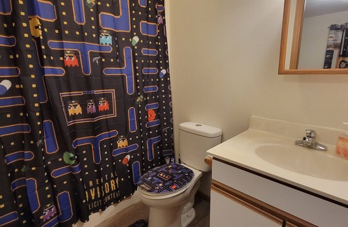 Newburgh Apartment | RiverTown Retro | King Bed | Near Deaconess | Pet-Friendly