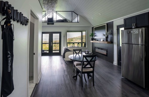 Denniston Cabin | Robyn's Nest -Sky Ridge Retreats - Views- Hot Tub