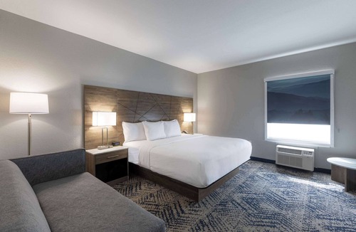 Asheville Hotel | Rodeway Inn & Suites near Outlet Mall - Asheville