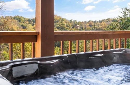 Sevierville Cabin | ROMANCE+HONEYMOONER+INFRARED SAUNA+POOL+HOT TUB SPA+LUSH PRIVATE VIEWS