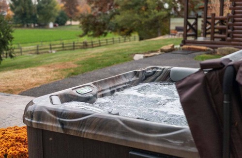 Millersburg House | Romantic Amish Country Cabin w/Hot Tub & Jacuzzi