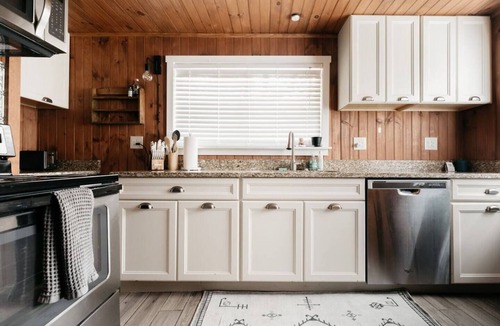 Black Mountain Cabin | Romantic Cabin Rental, Pet-Friendly, Walk to Town