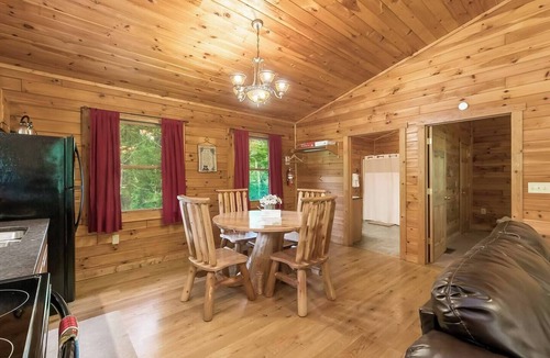 Logan Cabin | Romantic Cabin w/Hot Tub | Near Old Man’s Cave