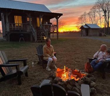 Smithville House | Romantic Creekside Cabin, Fire Pit & Stargazing Cabin 4