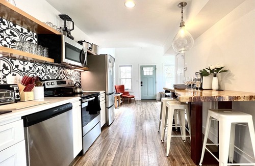 Black Mountain House | Romantic Downtown Hideaway w/Private HT&King Suite