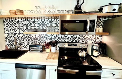 Black Mountain House | Romantic Downtown Hideaway w/Private HT&King Suite