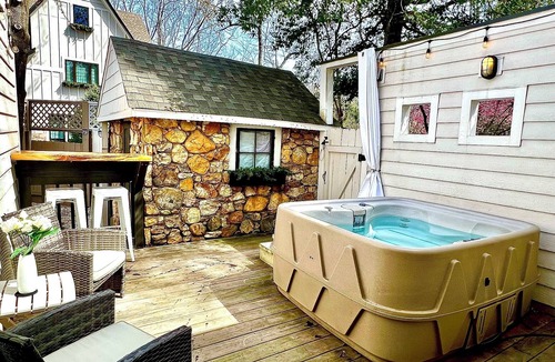 Black Mountain House | Romantic Downtown Hideaway w/Private HT&King Suite