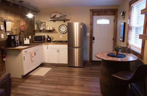 Accident House | Romantic Getaway In The Pines. Hot Tub! King Bed!